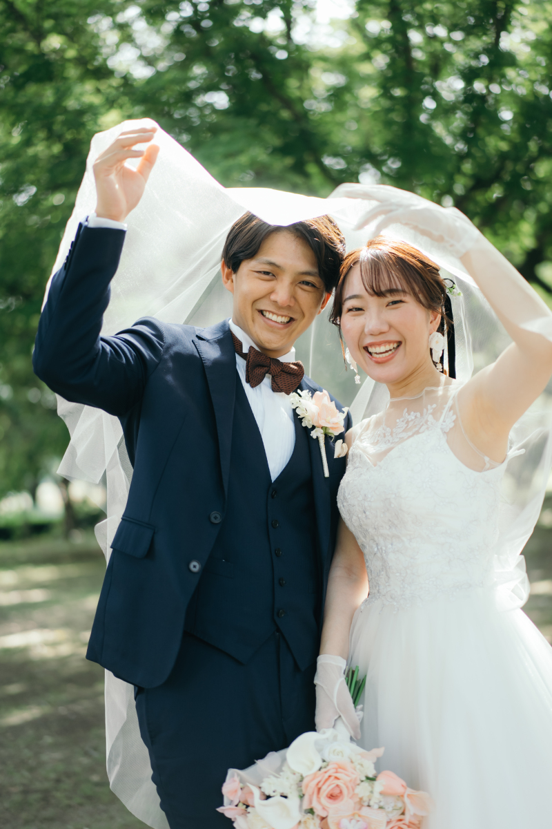 晴れた空と緑の中で、おふたりらしく