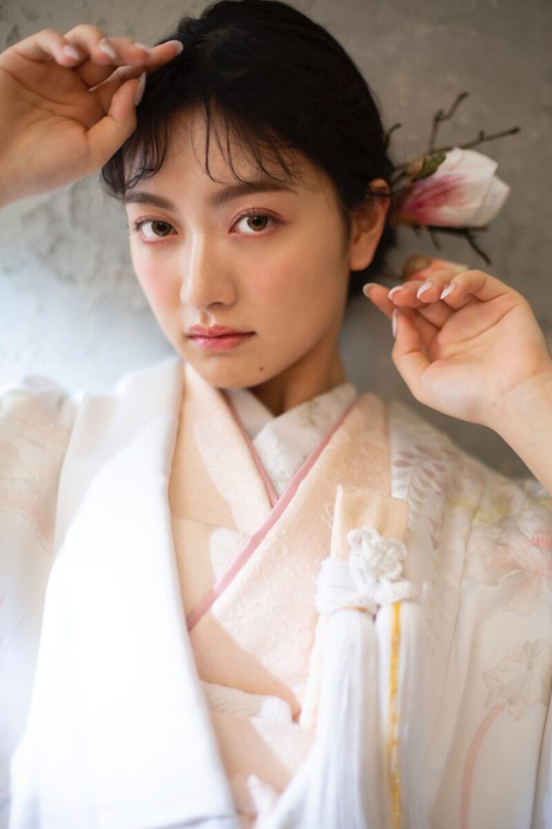 洗練された上品な着こなしがガーリーな白無垢スタイリングをご紹介