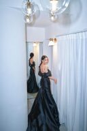 注目のシックで大人な着こなし ダークトーンカラードレスをご紹介