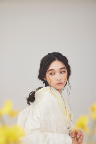 ファッショナブルな着こなしが◎ “白無垢×色掛下”お洒落スタイリングをご紹介