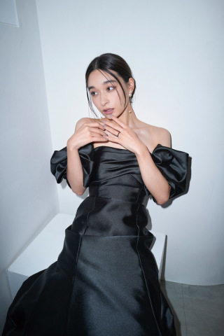 &ldquo;韓国フォト&rdquo;を連想させるラグジュアリーな着こなしに ブラックドレスをご紹介