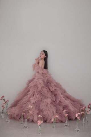 新作アイテムも見逃せない&hellip;！aimの注目カラードレスをご紹介