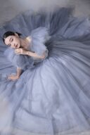 ライトブルーが涼しげなドレススタイル