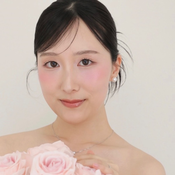 ピンクドレスにぴったりなメイクをご紹介