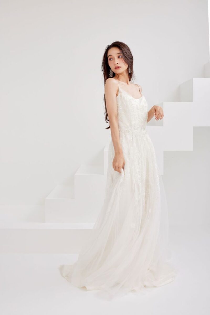 シンプルなデザインで柔らかで大人な女性の雰囲気に!シンプルお洒落ドレスご紹介♡