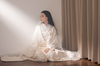 洗練された上品な着こなしがガーリーな白無垢スタイリングをご紹介