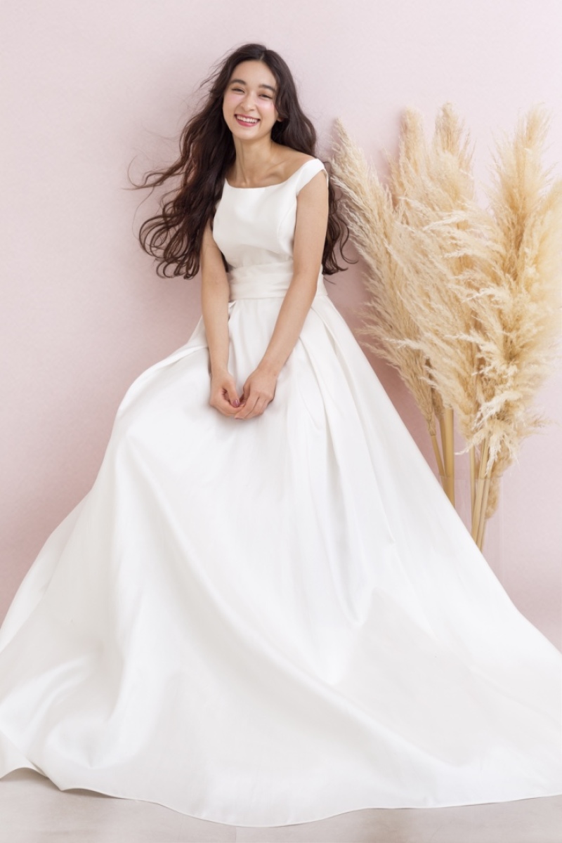 結婚式はふたりで、前撮りはひとりでフォトジェニックに!《ソロウェディングフォト》