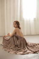 ブラック,ベージュ&hellip; モノトーンで魅せる大人カラードレスをご紹介