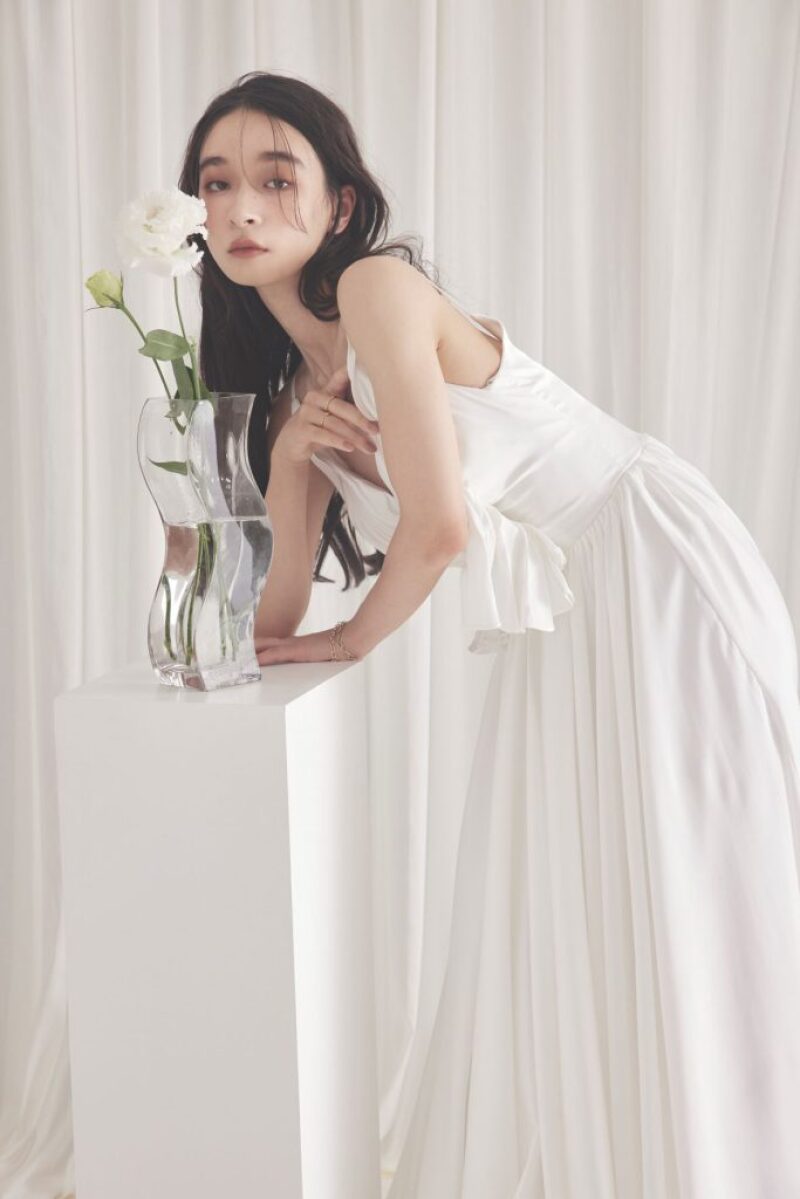 シンプルなデザインで柔らかで大人な女性の雰囲気に!シンプルお洒落ドレスご紹介♡