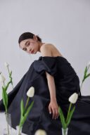 大人の魅力を表現するエレガントなブラックドレスご紹介