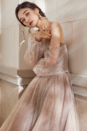 シック＆ラグジュアリーな着こなしが叶うベージュドレスをご紹介