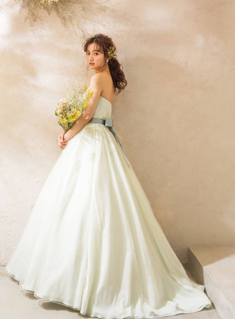結婚式はふたりで、前撮りはひとりでフォトジェニックに!《ソロウェディングフォト》