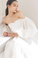 華奢見え効果◎エレガント雰囲気を纏うオフショルダードレスをご紹介