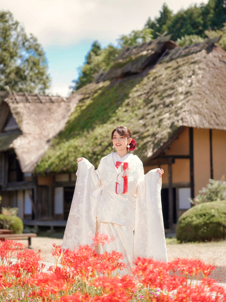 安達ヶ原ふるさと村で叶える、彼岸花に囲まれた和装ウェディングフォト