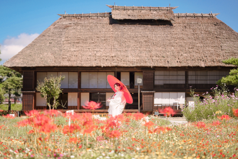 安達ヶ原ふるさと村で叶える、彼岸花に囲まれた和装ウェディングフォト