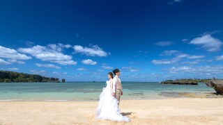 衣裳追加料金なし！【６月までおんなそんビーチフォト8万円】背景＆青空&美肌補正付