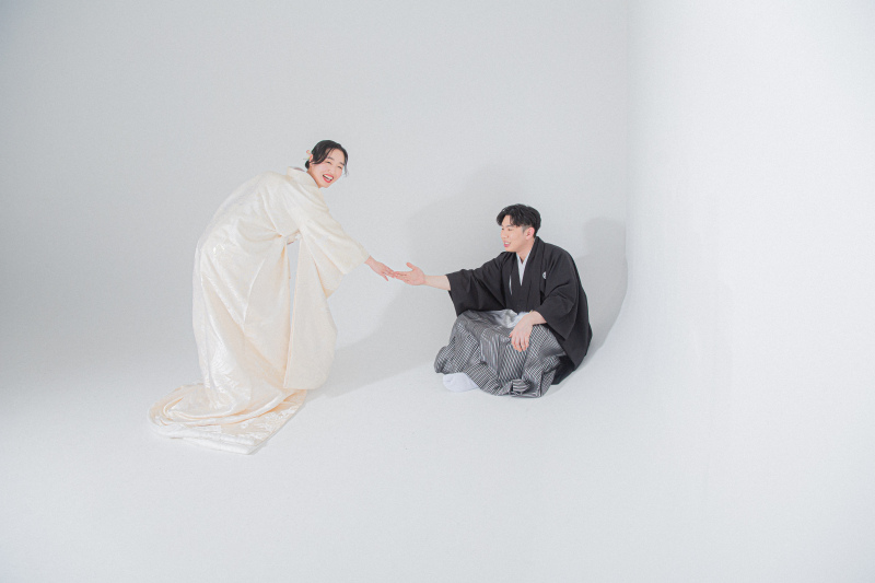 真っ白な背景のスタジオでお二人らしい撮影をしませんか?