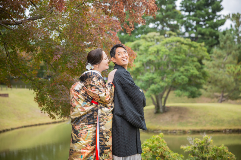 静かな庭園で残す、落ち着いた和装ロケーション撮影