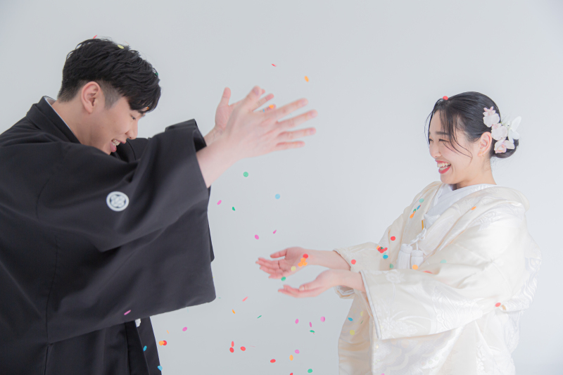 真っ白な背景のスタジオでお二人らしい撮影をしませんか?