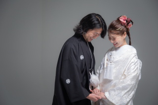 真っ白背景の洋装スタジオplusで撮影しました✨