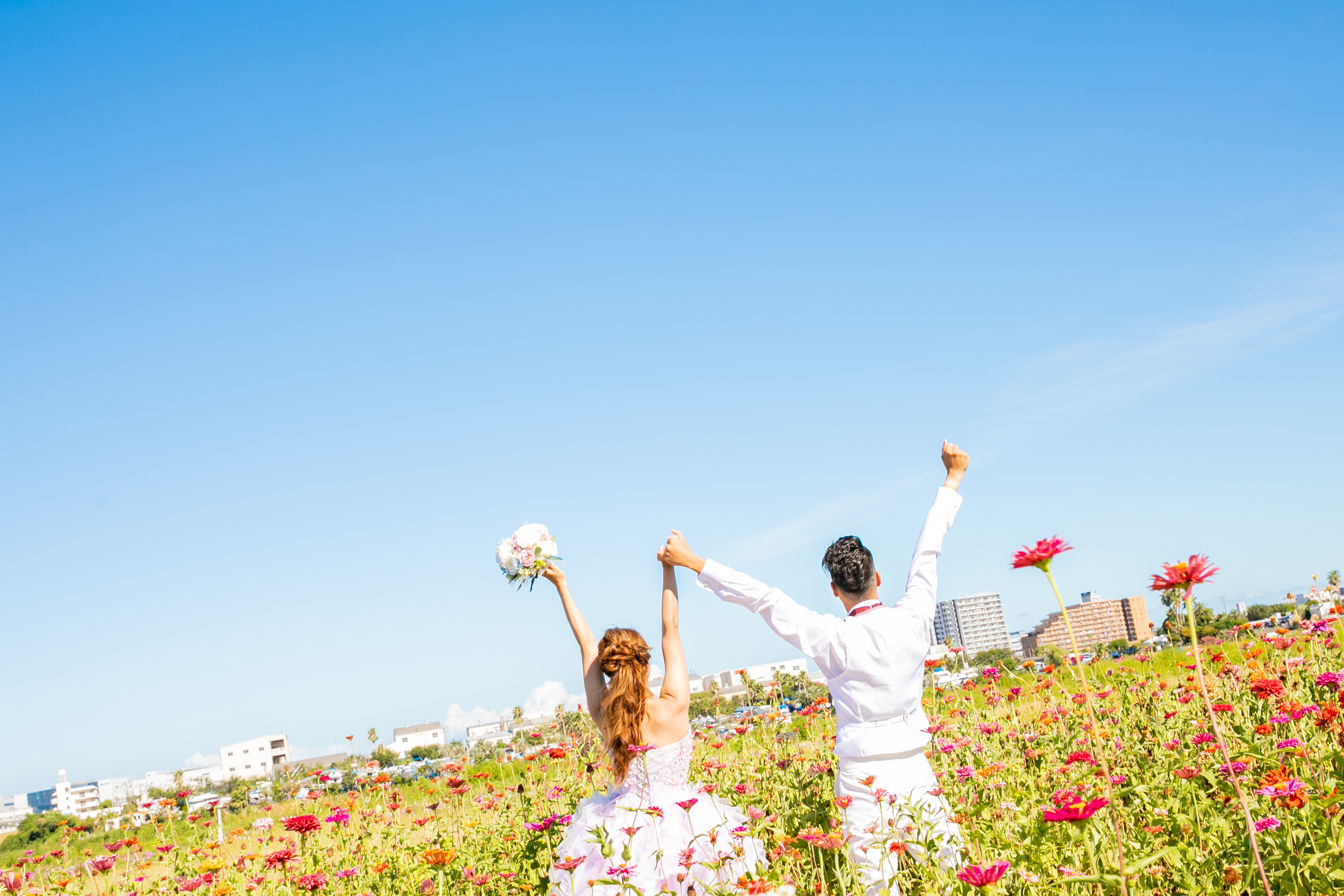 お花畑での前撮り 公開日 年10月17日 フォトウェディングlucia平塚店 神奈川県でフォトウェディング探すならphotorait