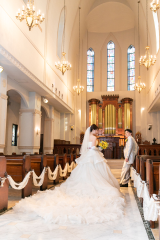 ステンドグラスが光り輝く大聖堂