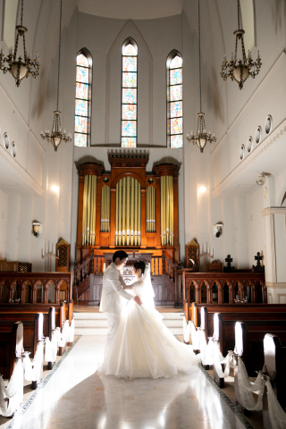 ステンドグラスが光り輝く大聖堂