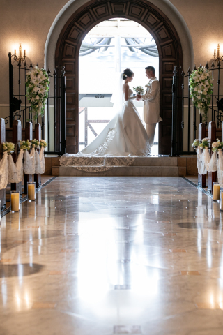 チャペルの大扉前で撮影♡