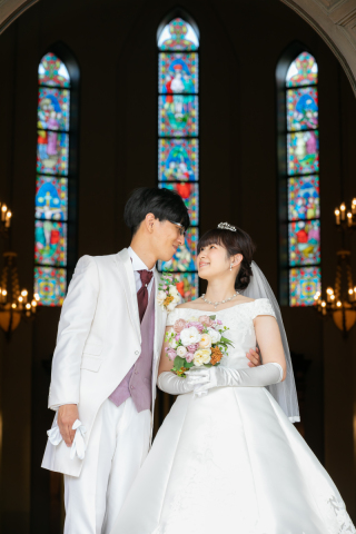  ステンドグラスが光り輝く大聖堂