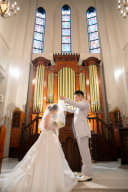 ステンドグラスが光り輝くチャペル✵.