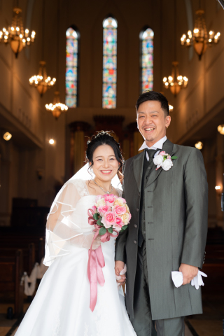 ステンドグラスが光り輝くチャペル✵