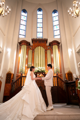 ステンドグラスが光輝くチャペル✵