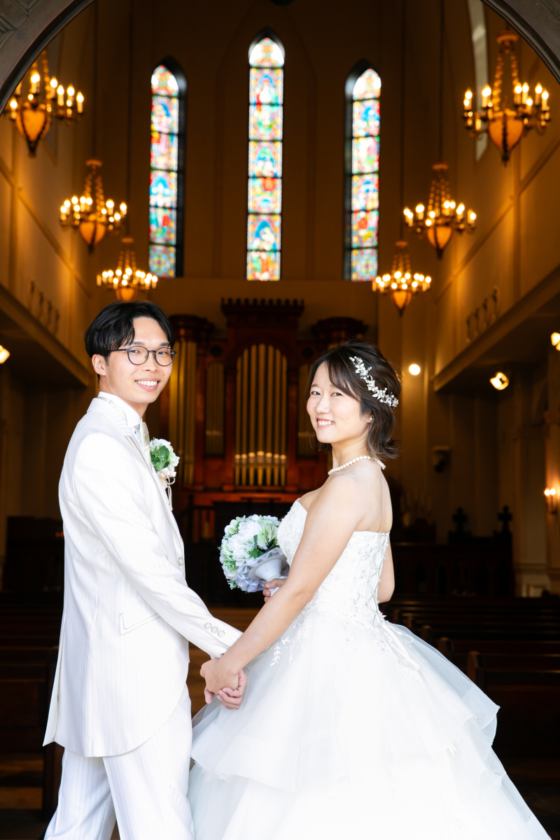 ステンドグラスが光り輝くチャペルで撮影いかがでしょうか♡