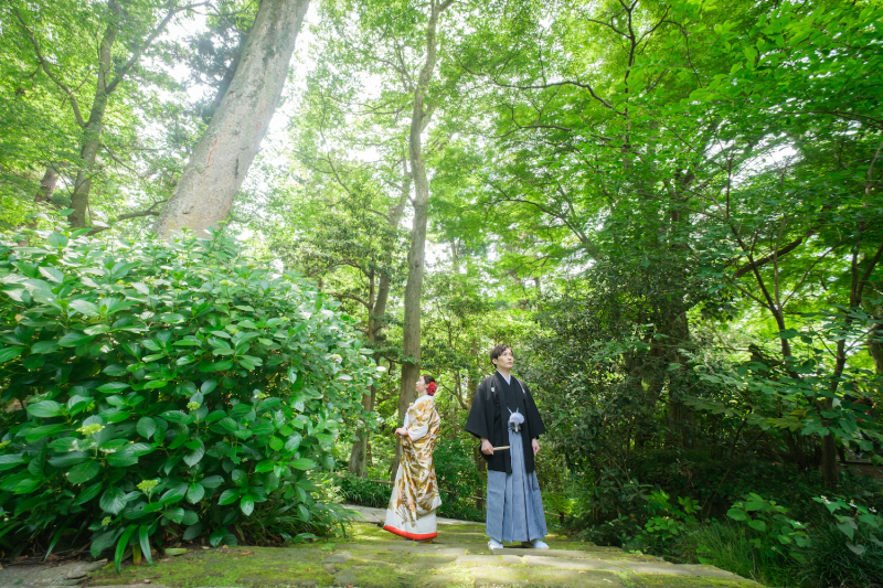 緑が映えるお寺でウェディングフォト