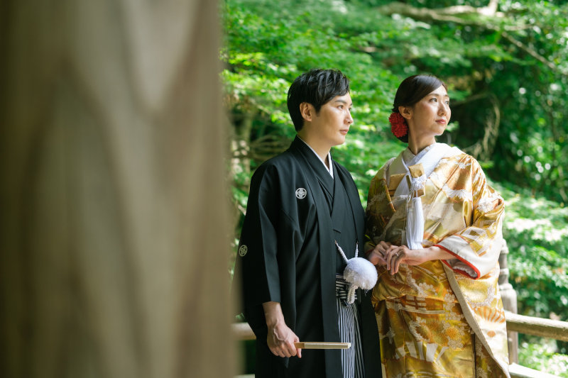 緑が映えるお寺でウェディングフォト