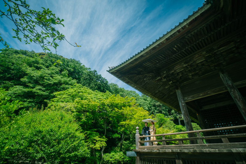 緑が映えるお寺でウェディングフォト