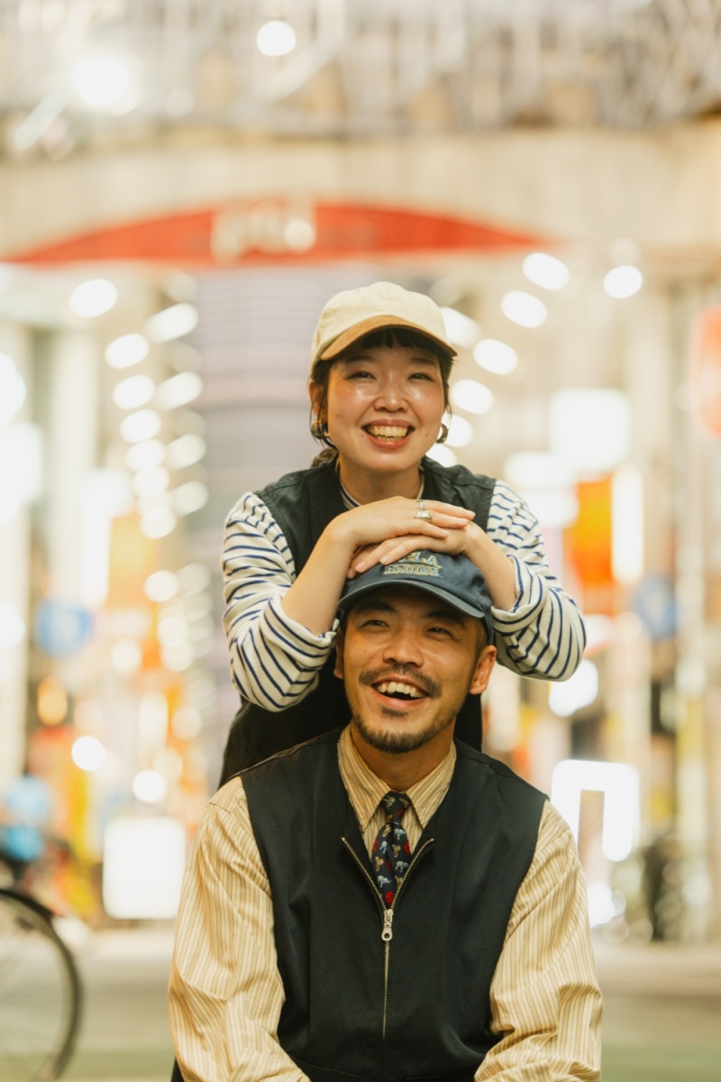 レトロな街並みを歩きながらエンゲージメント撮影【ONELIFE】