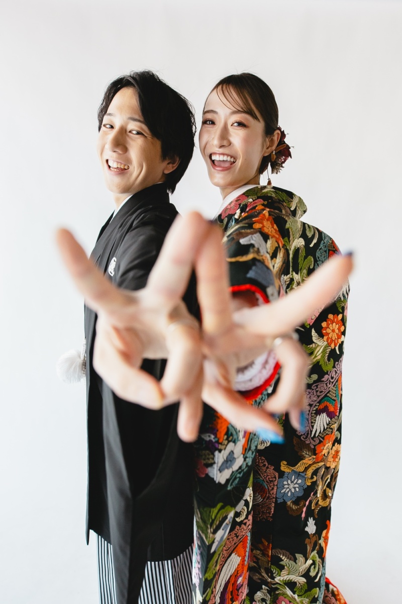 力強さと迫力のある墨絵背景で