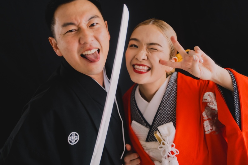 ブラックコーデと鮮やかな赤無垢と【ONELIFE】