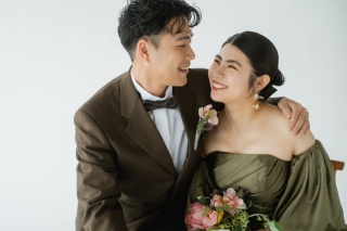 白背景×カラードレスでおしゃれに残す結婚写真【ONELIFE】