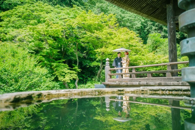 緑が映えるお寺でウェディングフォト