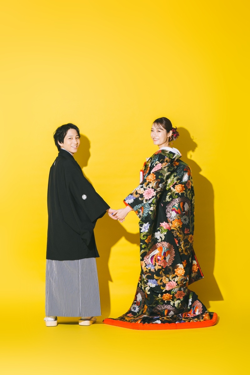 力強さと迫力のある墨絵背景で