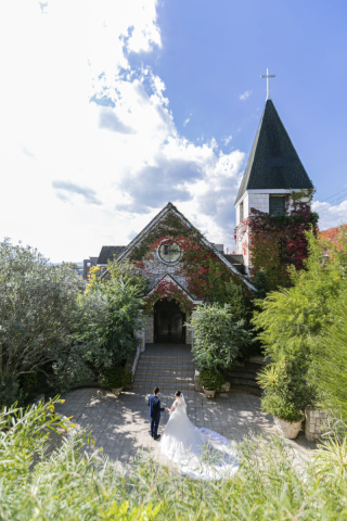 秋の紅葉に色付くナチュラル教会