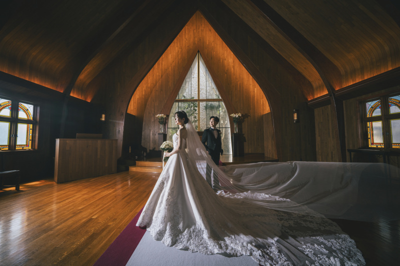 ＼木のぬくもり溢れる本格チャペル／