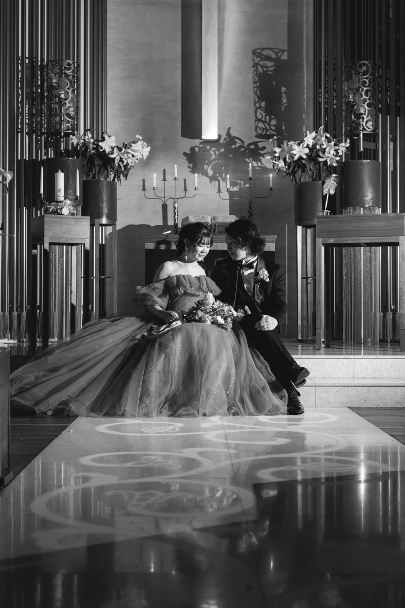 バージンロードに反射するおふたり