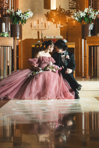 バージンロードに反射するおふたり