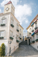 晴れわたる青空の下で