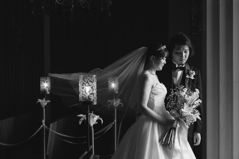 バージンロードに反射するおふたり