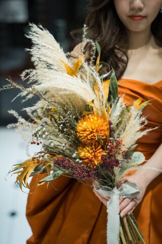 花嫁を引き立たせる 彩りブーケ