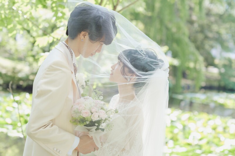 緑が芽吹く頃のウェデイングドレスでフォトウェデイング